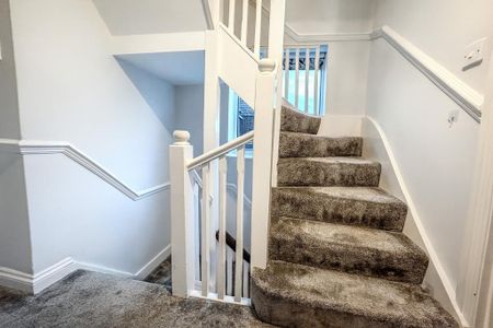 4 bedroom semi-detached house to rent - Photo 4