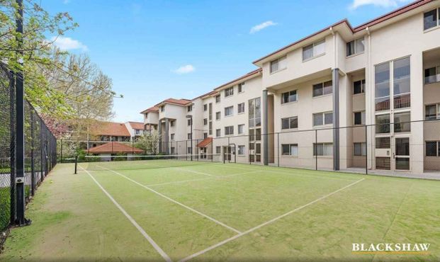 One Bedroom Apartment In Prime Location - Photo 1