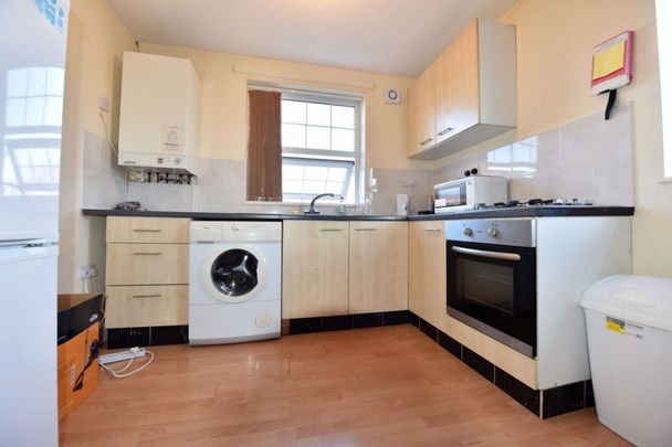 2 bedroom Flat in Ragland Road, Leeds - Photo 1