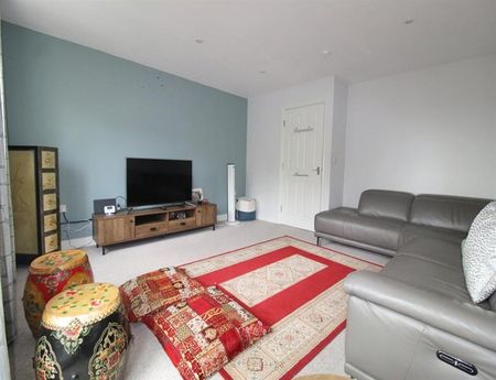 4 Bedroom Semi Detached To Let - Photo 2