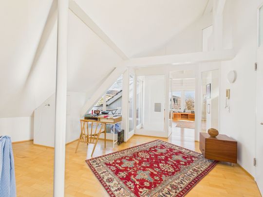 Sonnige und renovierte 2.5-Zimmer Dachwohnung mit Aussicht in Basel - Photo 1