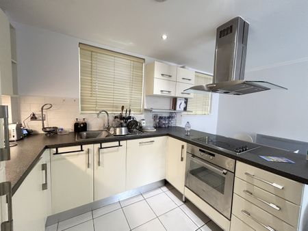 Horsted Court, 23 Kingscote way - Photo 2