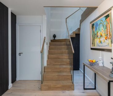 A high specification four bedroom, four bathroom new build home on a private gated residential road in West Wimbledon, built by the acclaimed Broadhaven Group. - Photo 4