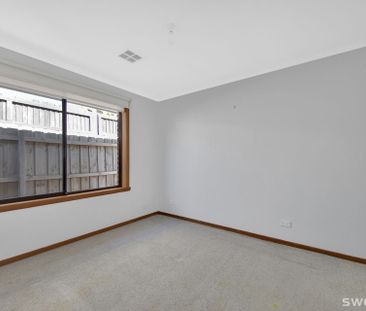 Spacious three bedroom two bathroom home in quiet court location - Photo 6