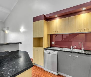 Light-Filled Inner-City Living on Boundary Street - Photo 5