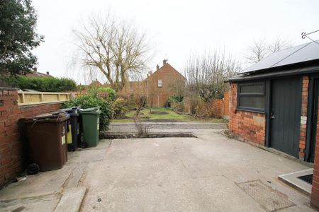 1 bedroom in a house share to rent - Photo 5