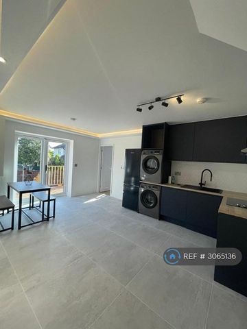 4 bedroom semi-detached house to rent - Photo 5