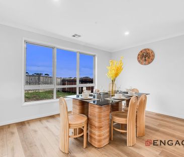 Massive house and a big yard for everyone to play! - Photo 5