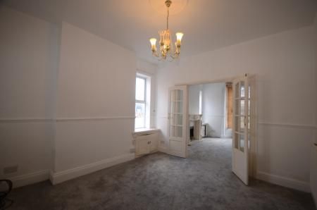 4 bedroom Semi-detached house To Let - Photo 3