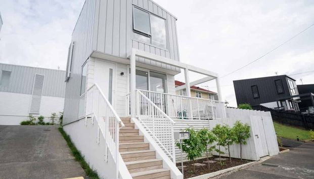 Modern Comfort one bedroom house in a Prime Glen Innes Location - Photo 1