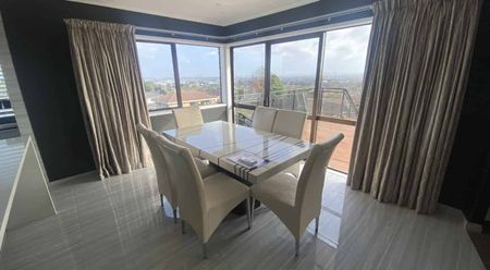 Modern 5 Bedroom Unit with views of Auckland - Photo 3
