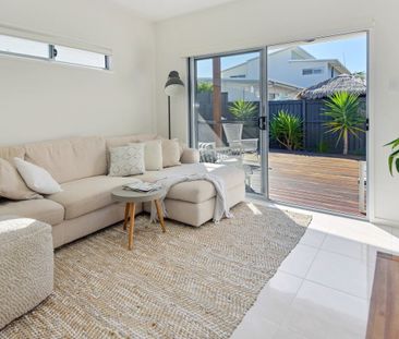 SLEEK AND MODERN IN COOLUM - Photo 5
