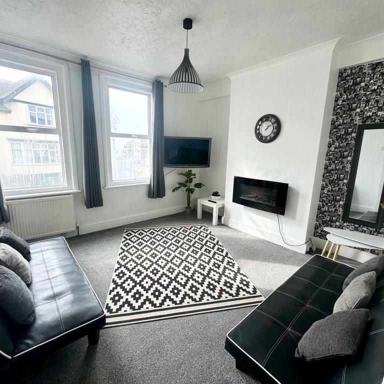 2 bedroom flat to rent - Photo 1
