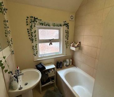 6 bedroom semi-detached house to rent - Photo 2