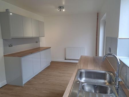 3 Bed Terraced House, Sturminster Road, BS14 - Photo 2