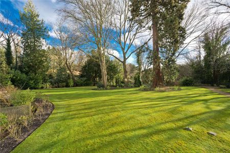 Elegant and spacious, one bedroom apartment set in an exclusive gated development, located in the heart of Esher. - Photo 3