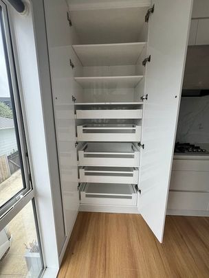 Modern design 4 bedroom house with outdoor decking - Photo 1