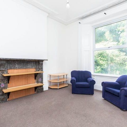 4 bedroom perfect for 4 sharers located close to caledonian road Station - Photo 1