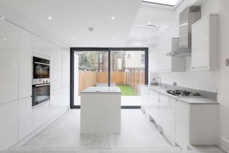 4 bedroom terraced house to rent - Photo 5