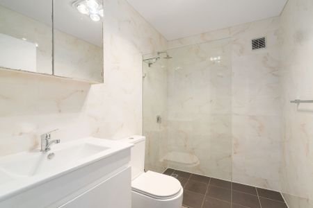 Family home near Liverpool amenities - Photo 2