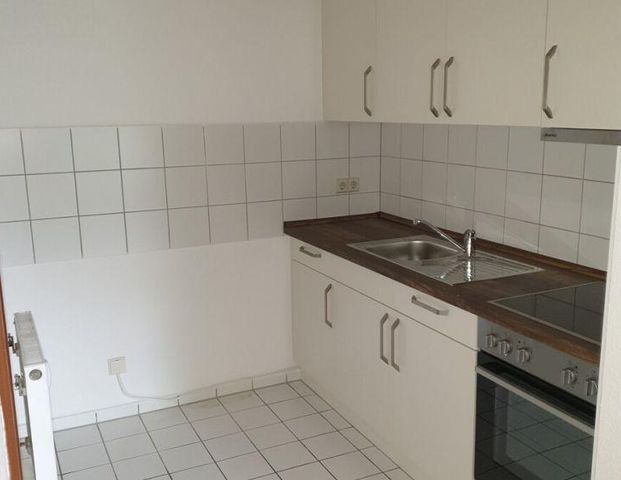 2-Zimmer Wohnung im 1. OG mit Einbauküche, Balkon und Aufzug, Mannichswalder Platz, Crimmitschau - Photo 1