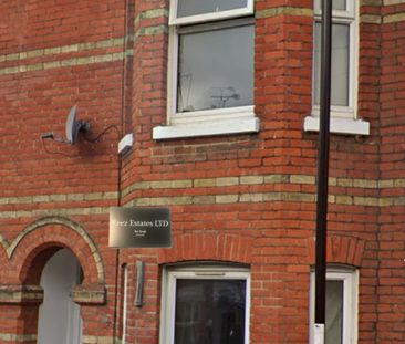 Room in a Shared House, Thackeray Road, SO17 - Photo 4