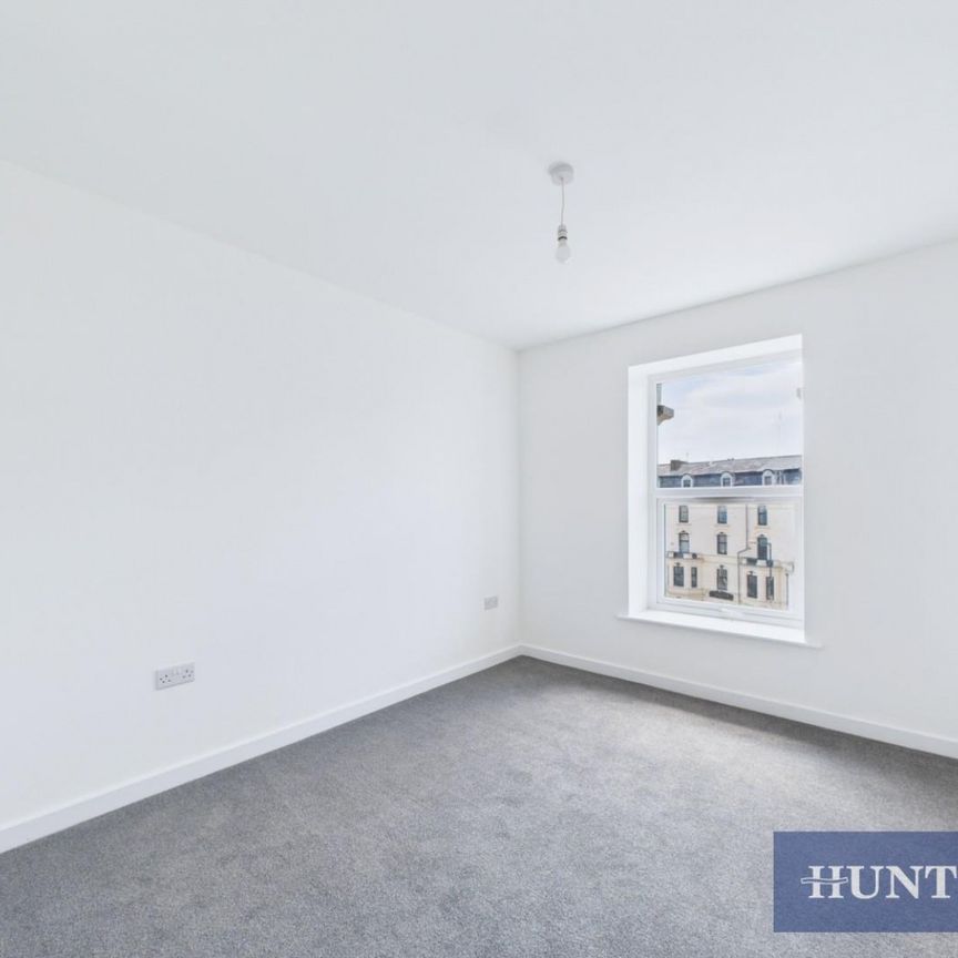 3 bedroom Flat To Let - Photo 1