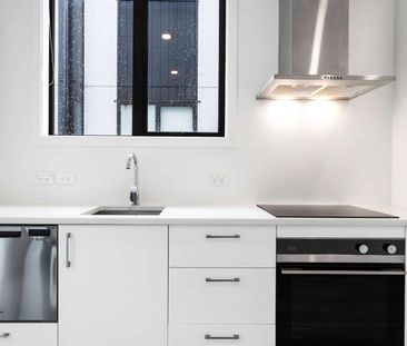 Modern 2022 built 2 bed, 2 bath with carpark - Photo 2