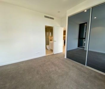 Stylish Living Meets Ultra Convenience - 2 BED - Photo 4