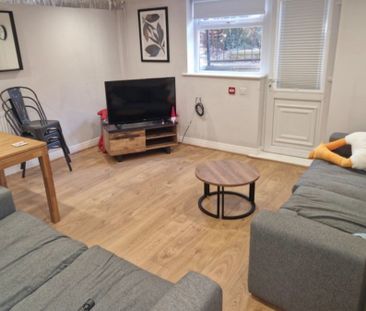 7 Bed - 150 Ash Road, Headingley, Leeds - LS6 3HB - Student - Photo 5
