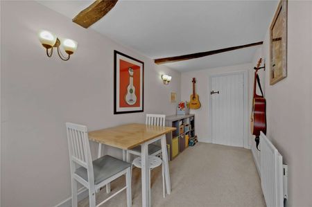 A picturesque end of terrace period two bedroom cottage, in the village of Bentley. - Photo 2