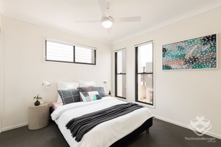 FOUR BEDROOM 2 BATHROOM TOWNHOUSE WITH SINGLE LOCK UP GARAGE & COVERED CARPORT - Photo 2