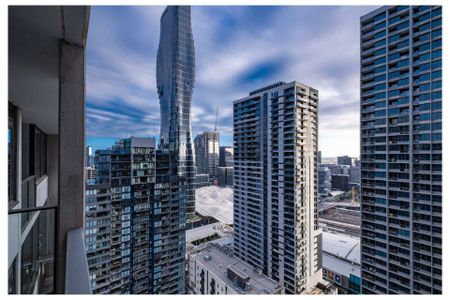 Large 2 Bedroom Apartment with Fantastic View! - Photo 3