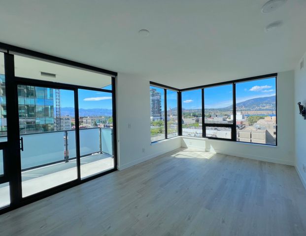 April 15th: Downtown – 2 bed, 2 bath corner unit - Photo 1