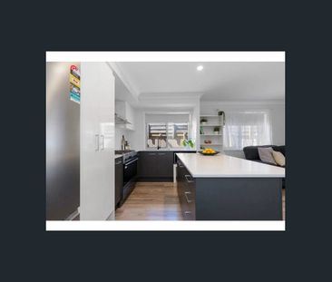 Modern 2-Bedroom Home with Shared Bathroom - Photo 2