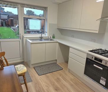 3 bedroom semi-detached bungalow to rent - Photo 5