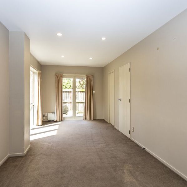 Lovely 3 bedroom townhouse with great parking options! - Photo 1