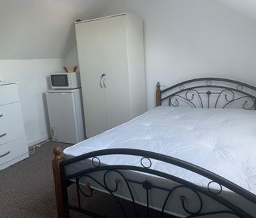 Loft converted small size studio flat ideal for single person £850 pcm - Photo 1
