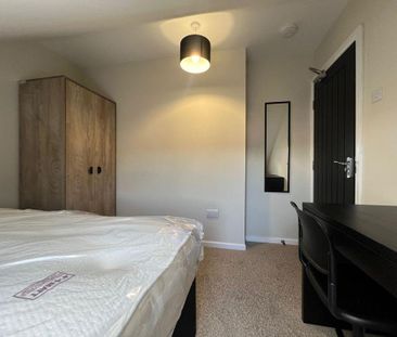 1 bedroom in a flat share to rent - Photo 3