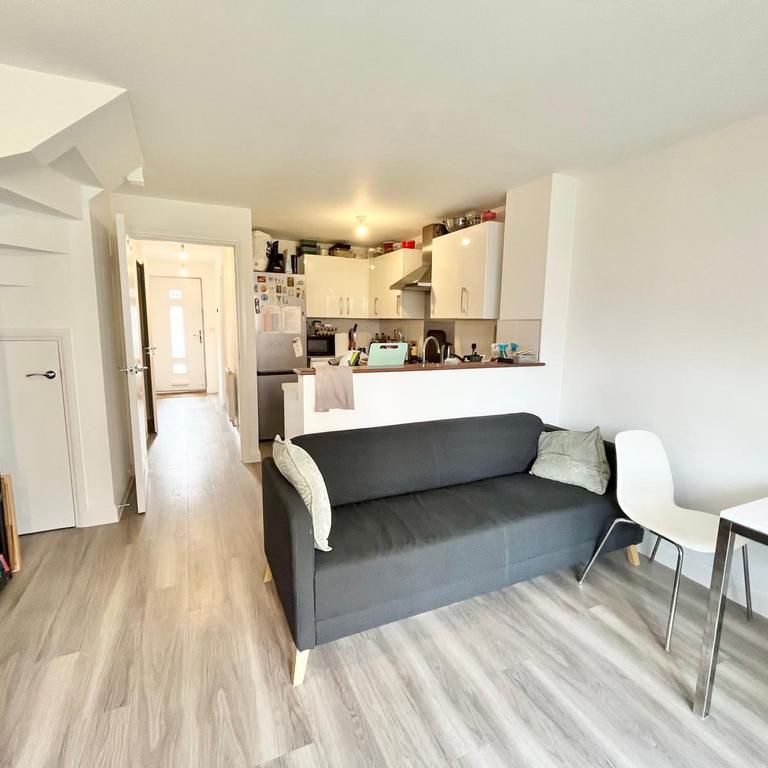 1 bedroom in a flat share to rent - Photo 1