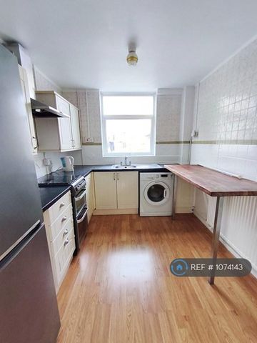 2 bedroom semi-detached house to rent - Photo 3