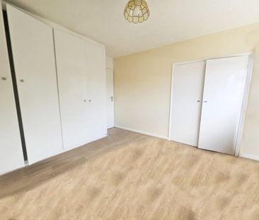 2 bedroom end of terrace house to rent - Photo 2