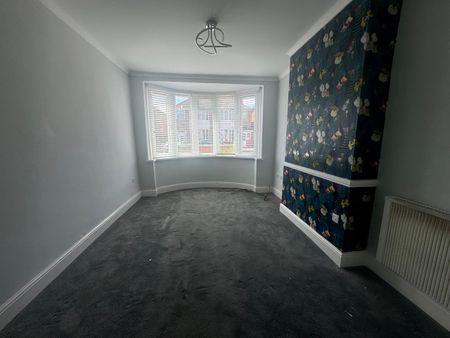 3 Bed Semi-Detached House, Eastwood Road, LE2 - Photo 2