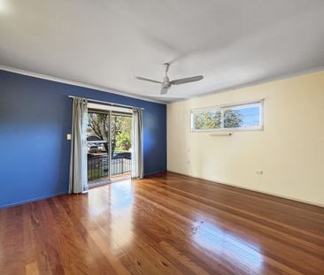 Spacious Family Home in Leafy Cul-De-Sac, with Pool! - Photo 6