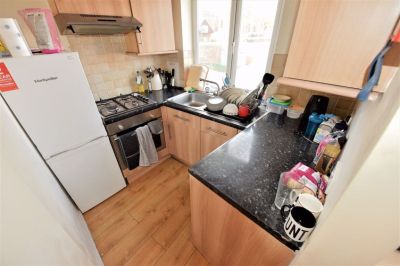 3 bedroom Flat in Woodhouse Street, Leeds - Photo 1