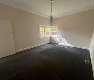 Character Home - Three Bedrooms, Study, Shed & Additional Parking - Photo 4