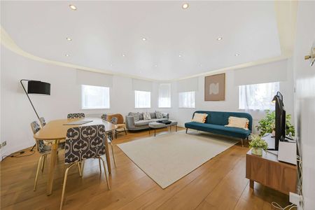 SHORT LET (ALL BILLS INCLUDED) & SHARERS WELCOME - On the raised ground floor of this purpose-built block set behind gate, is this modern & spacious three-bedroom lateral apartment. - Photo 2