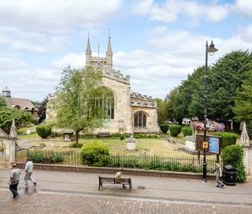 A bright spacious period apartment in the centre of town, with love... - Photo 2