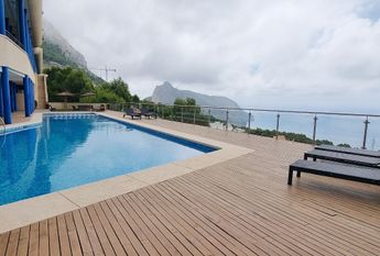 For rent: spacious apartment with 3 bedrooms and sea views.