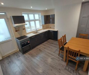 2 bedroom semi-detached house to rent - Photo 5